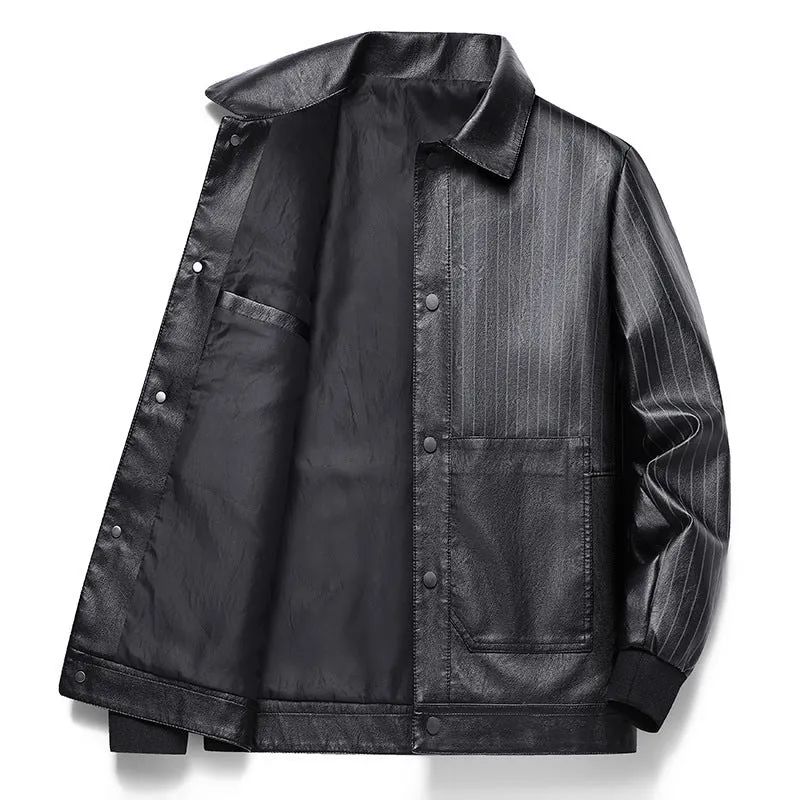 Herren Pinstripe Kunstleder-Truckerjacke mit Druckknopffront und gerippten Bündchen Drune