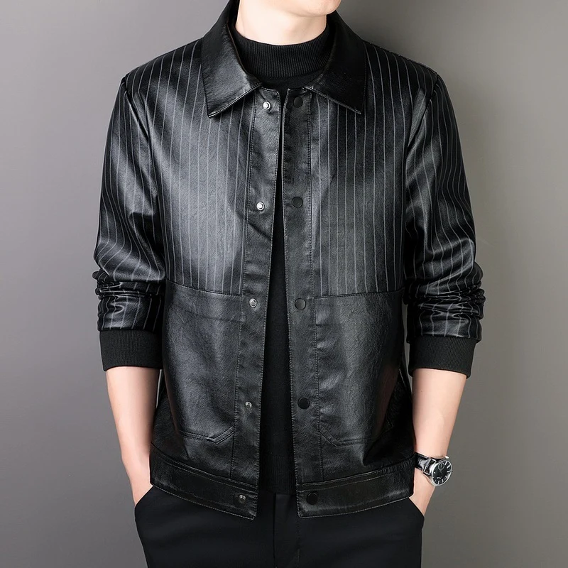 Herren Pinstripe Kunstleder-Truckerjacke mit Druckknopffront und gerippten Bündchen Drune