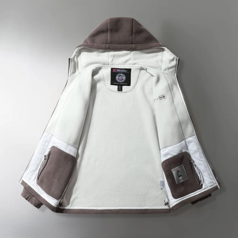 Herren Microfleece-Outdoorjacke mit Kapuze, windabweisender Struktur und Logo-Patch Drune