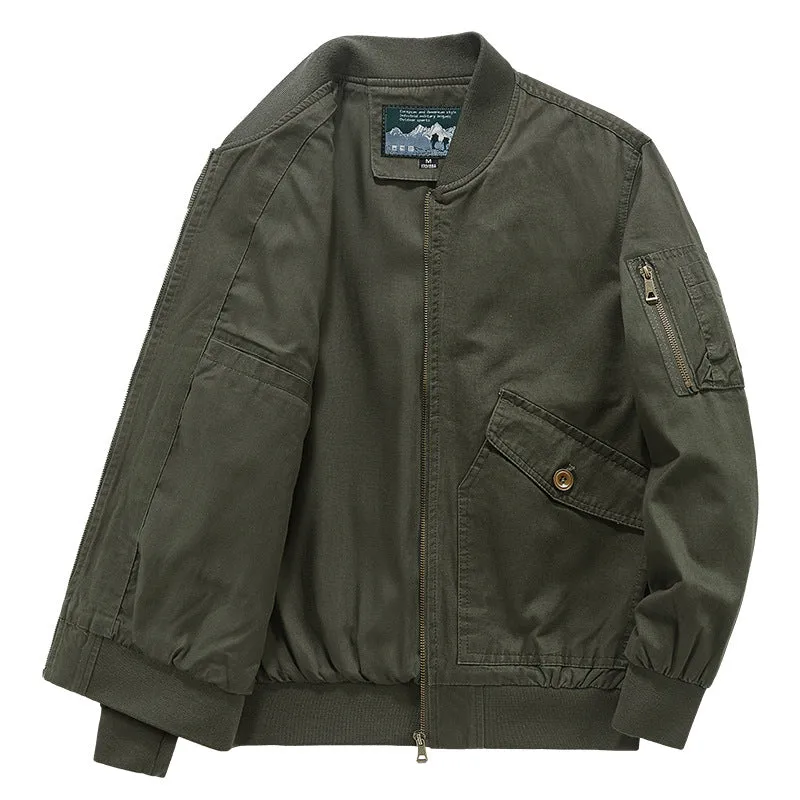 Herren leichter Canvas‑Bomber im Pilotencut mit Zip‑Ärmeltasche und schräg aufgesetzten Pattentaschen Drune
