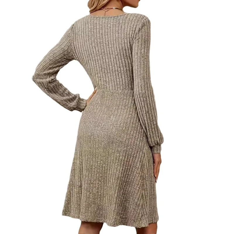 Damen Tailliertes Rippstrick-Midikleid mit U-Boot-Ausschnitt und Zierknopfleiste Drune