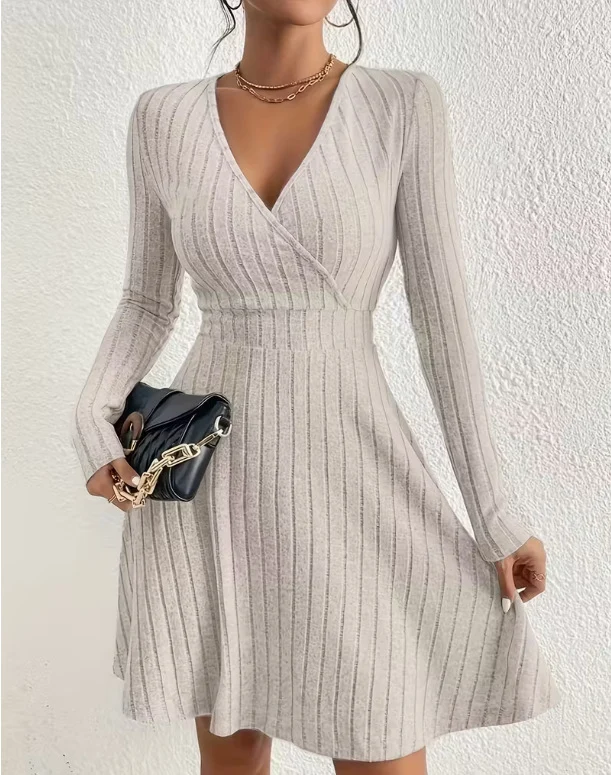 Damen Strickkleid mit Wickel-V-Ausschnitt, taillierter Bund und ausgestelltem A-Linien-Rock Drune
