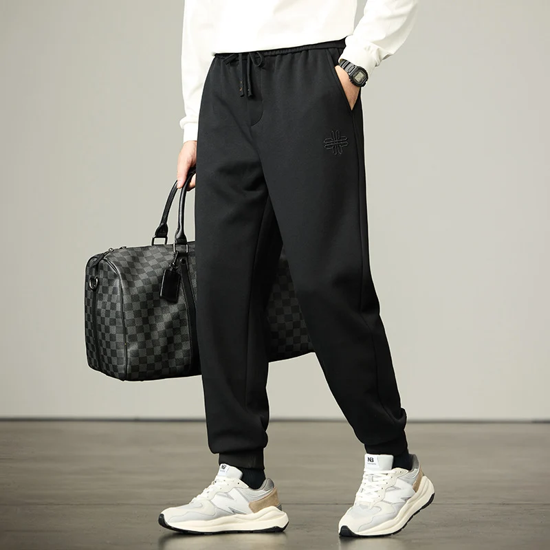 Herren Joggerhose aus weichem Fleece mit elastischem Bund, Kordelzug und Bündchen Drune