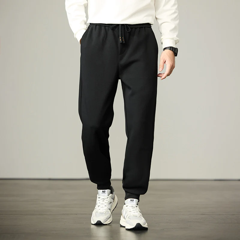 Herren Joggerhose aus weichem Fleece mit elastischem Bund, Kordelzug und Bündchen Drune