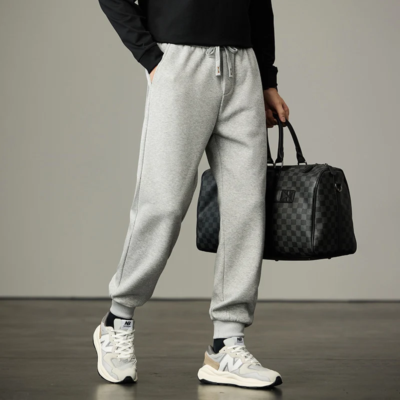Herren Joggerhose aus weichem Fleece mit elastischem Bund, Kordelzug und Bündchen Drune