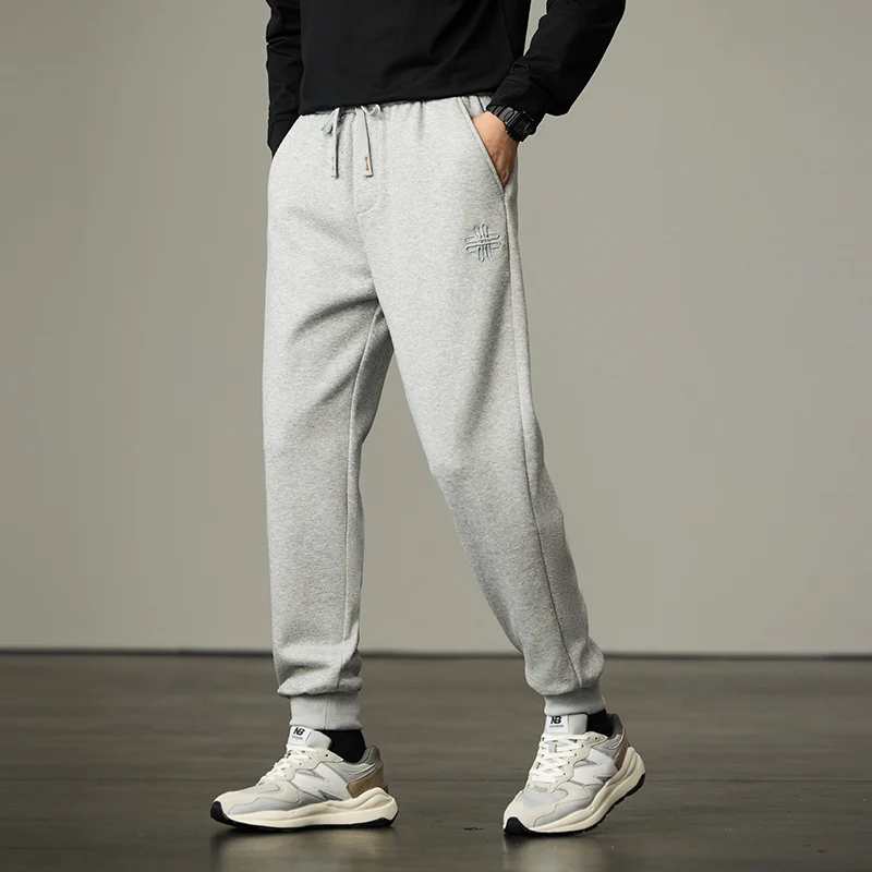 Herren Joggerhose aus weichem Fleece mit elastischem Bund, Kordelzug und Bündchen Drune