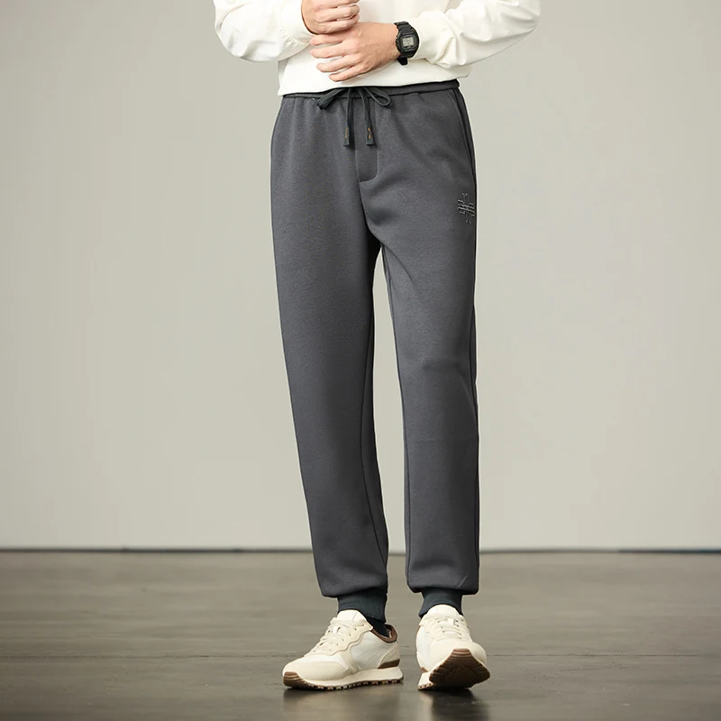 Herren Joggerhose aus weichem Fleece mit elastischem Bund, Kordelzug und Bündchen Drune