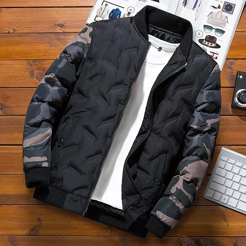 Herren Leicht wattierte Bomberjacke im Urban‑Camo‑Mix mit Rautensteppung und gerippten Abschlüssen Drune