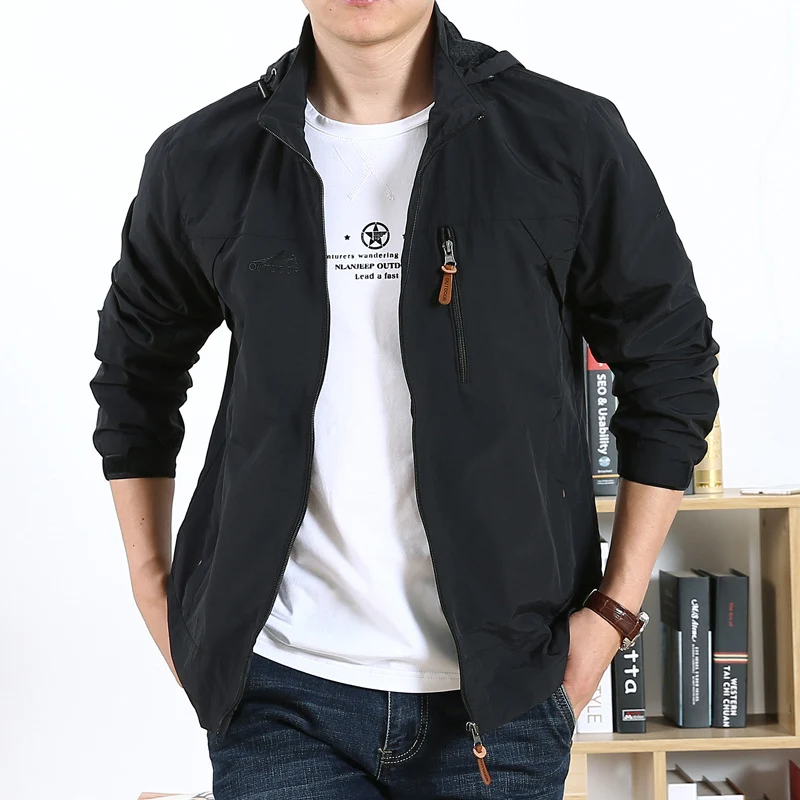 Herren leichte wind- und wasserabweisende Softshelljacke mit Kapuze, Brustreißverschluss und verstellbaren Ärmelabschlüssen Drune