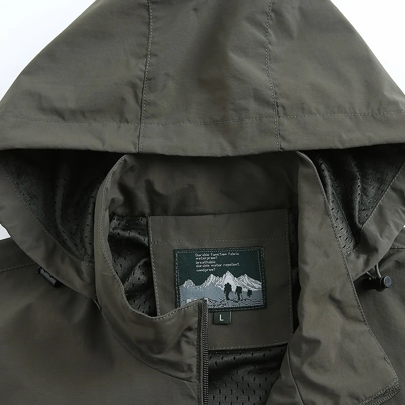 Herren leichte wind- und wasserabweisende Softshelljacke mit Kapuze, Brustreißverschluss und verstellbaren Ärmelabschlüssen Drune
