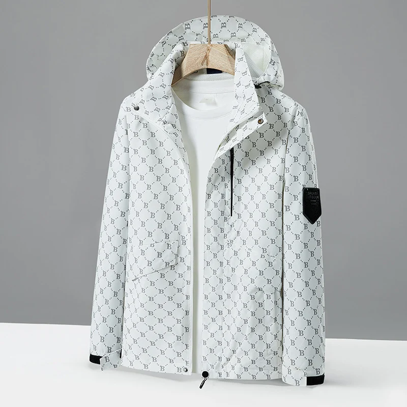 Herren leichte wasserabweisende Kapuzenjacke mit Allover‑Logomuster, winddichter Shell und praktischen Taschen Drune