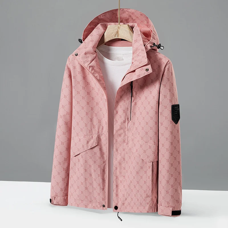 Herren leichte wasserabweisende Kapuzenjacke mit Allover‑Logomuster, winddichter Shell und praktischen Taschen Drune