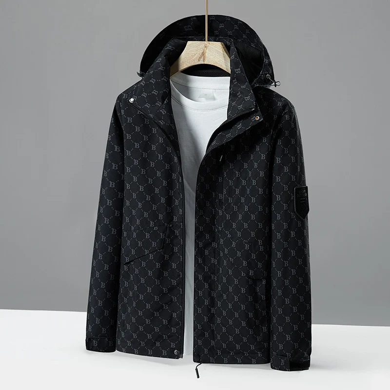 Herren leichte wasserabweisende Kapuzenjacke mit Allover‑Logomuster, winddichter Shell und praktischen Taschen Drune