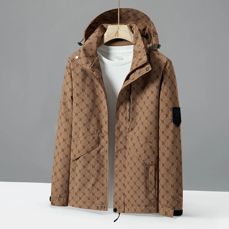 Herren leichte wasserabweisende Kapuzenjacke mit Allover‑Logomuster, winddichter Shell und praktischen Taschen Drune
