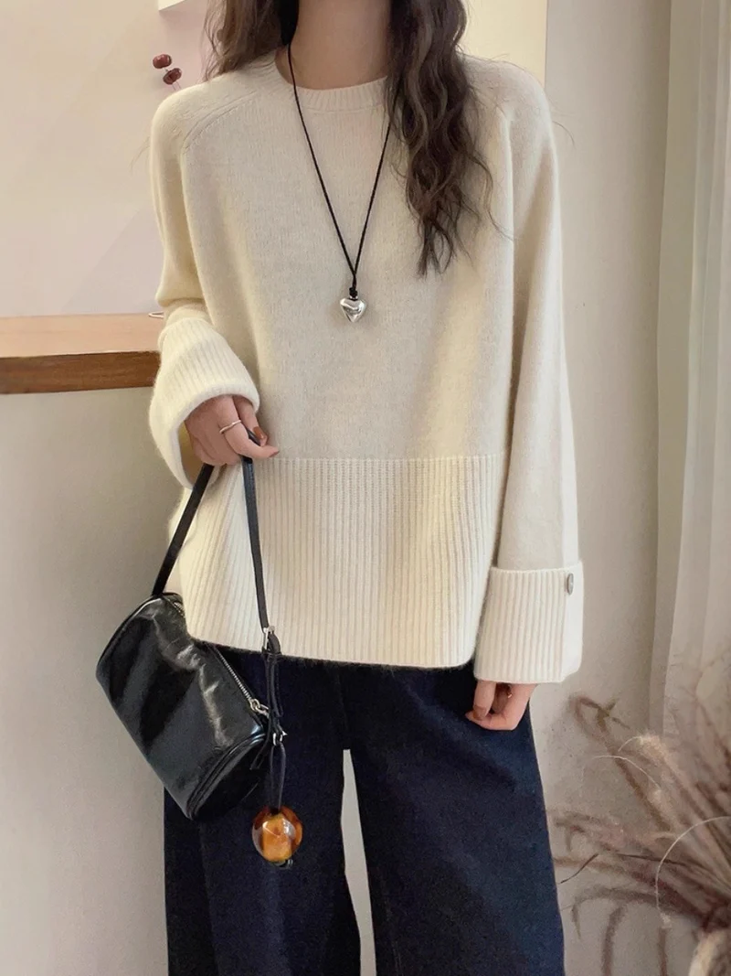 Damen Oversize‑Feinstrickpullover mit breitem Rippbund, extraweiten Ärmelabschlüssen und Zierknopf Drune