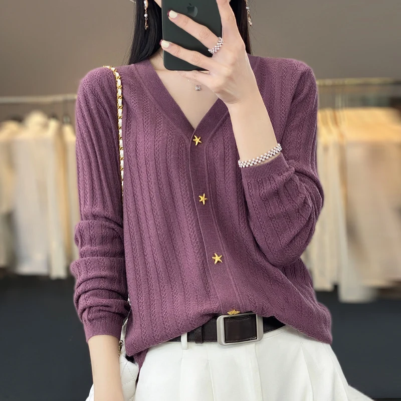Damen Leichter V‑Ausschnitt-Cardigan mit strukturierter Längsrippe und Sternknöpfen Drune
