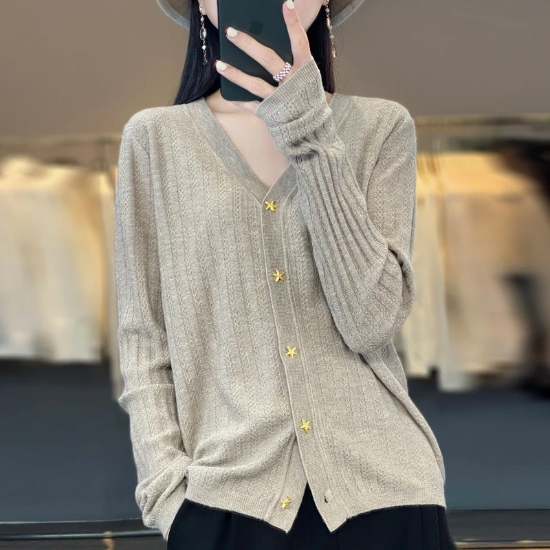 Damen Leichter V‑Ausschnitt-Cardigan mit strukturierter Längsrippe und Sternknöpfen Drune