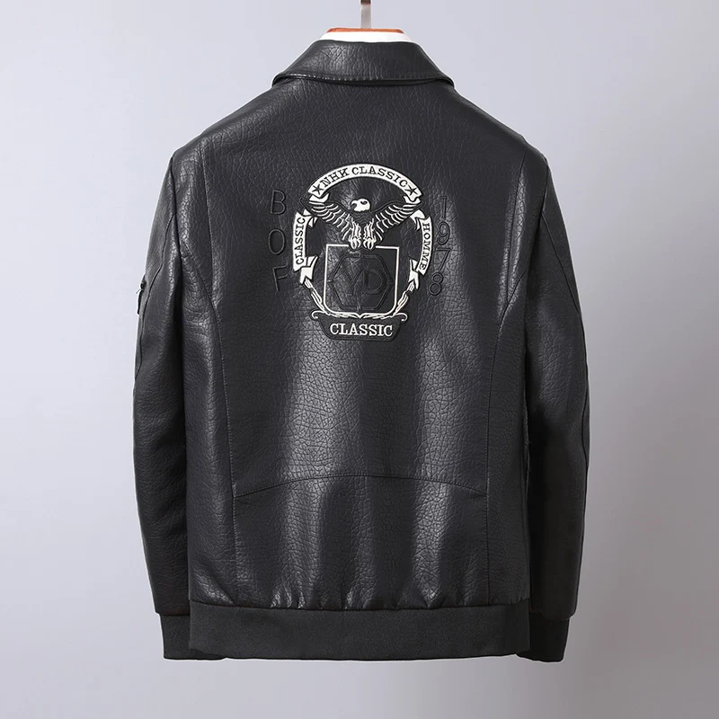 Herren Kunstleder-Fieldbomberjacke im Pilotenstil mit Patch‑Applikationen und Frontklappentaschen Drune