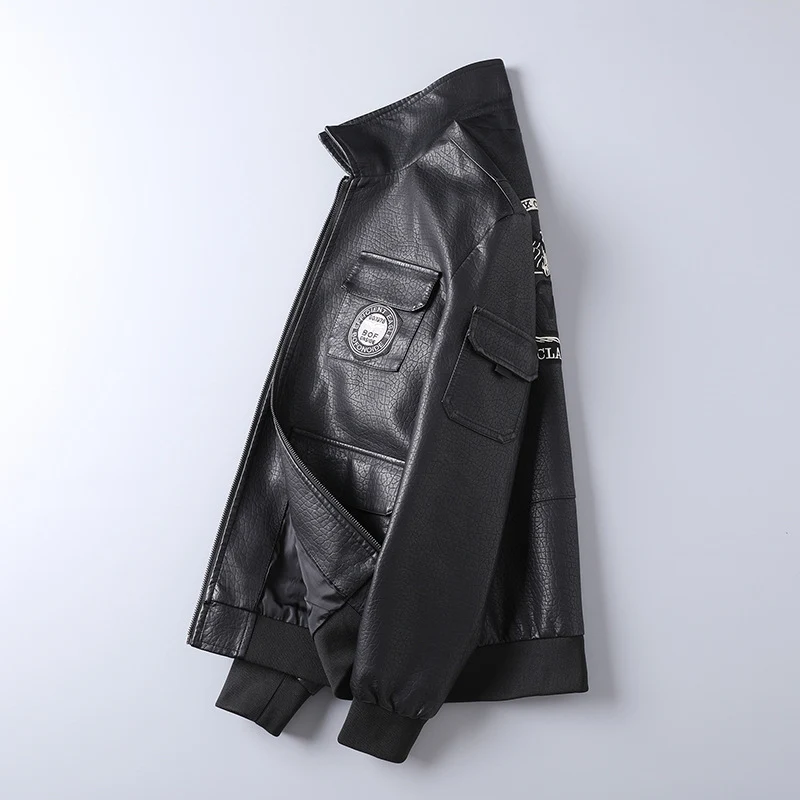 Herren Kunstleder-Fieldbomberjacke im Pilotenstil mit Patch‑Applikationen und Frontklappentaschen Drune