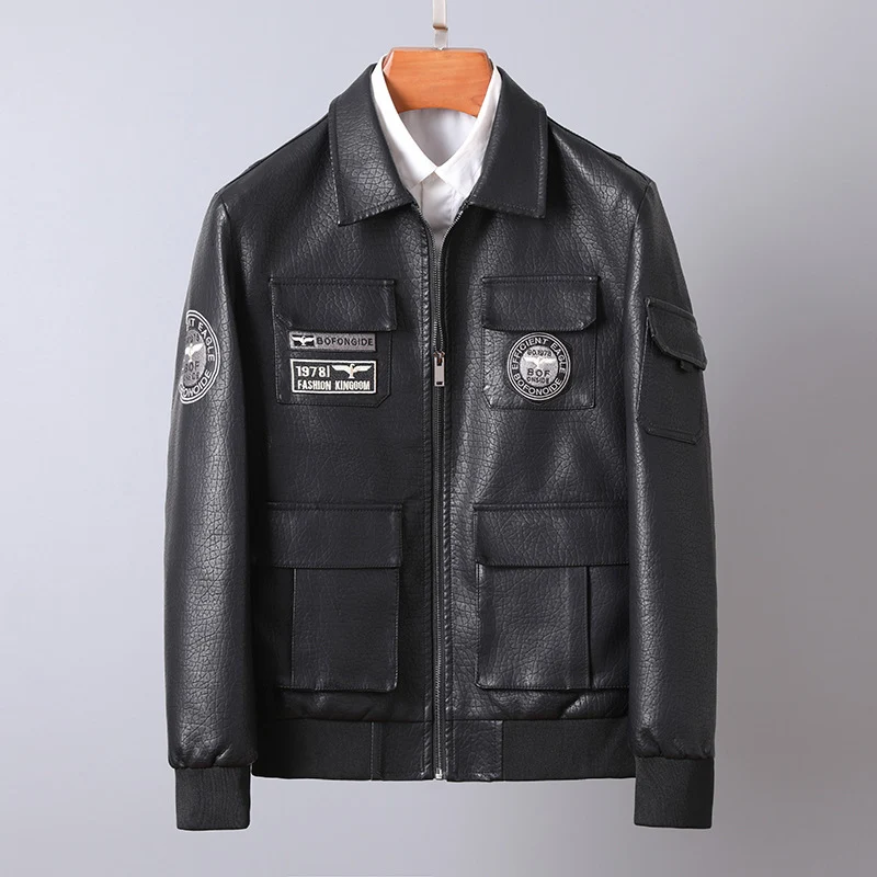 Herren Kunstleder-Fieldbomberjacke im Pilotenstil mit Patch‑Applikationen und Frontklappentaschen Drune