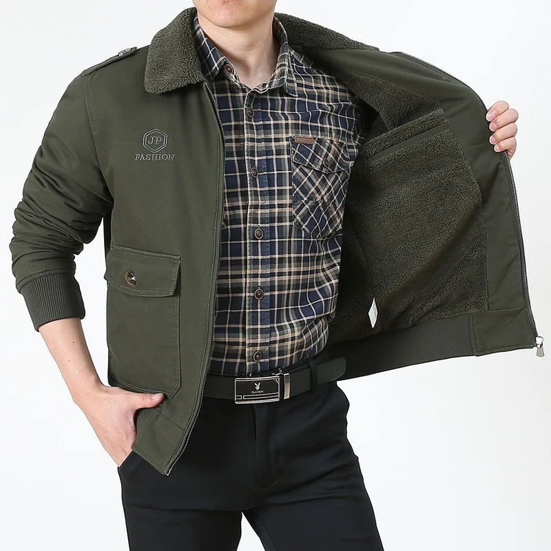 Herren Kurzjacke im Pilotenstil mit Sherpa-Kragen, Pattentaschen und Reißverschluss Drune