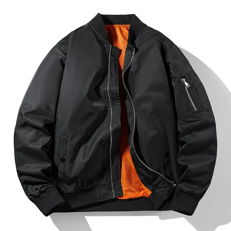 Herren Flieger-Bomberjacke im klassischen Aviator‑Stil aus technischem Nylon mit kontrastierendem Innenfutter, Ärmeltasche und Rippenbündchen Drune