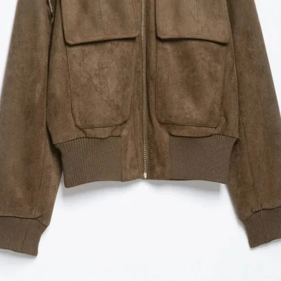 Damen Kurz geschnittene Veloursleder‑Bomberjacke mit Rippenkragen und aufgesetzten Klappentaschen Drune