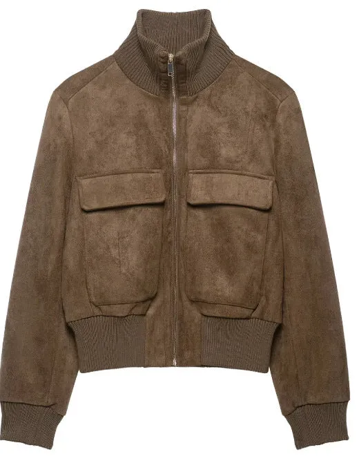 Damen Kurz geschnittene Veloursleder‑Bomberjacke mit Rippenkragen und aufgesetzten Klappentaschen Drune