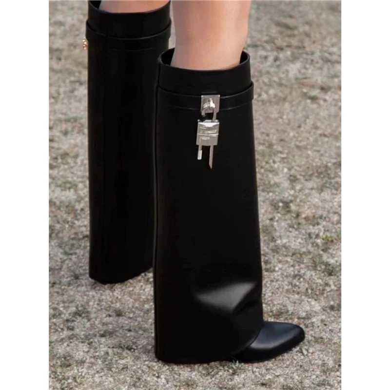 Damen kniehohe Lederstiefel mit geradem Schaft, flacher Sohle und Zierschloss Drune