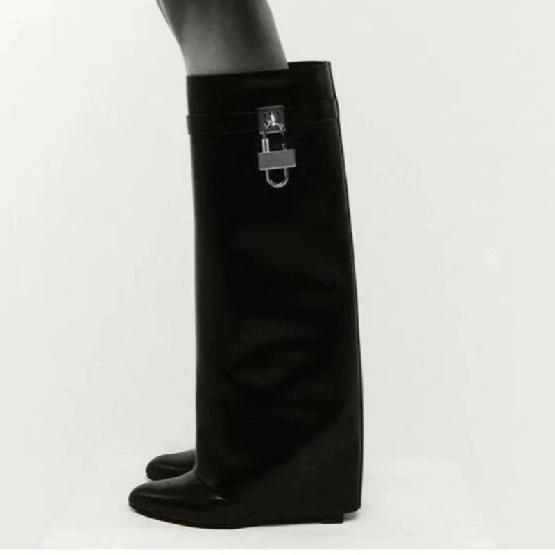 Damen kniehohe Lederstiefel mit geradem Schaft, flacher Sohle und Zierschloss Drune