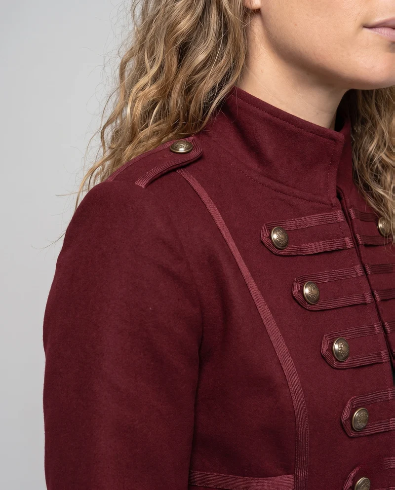 Frauen elegante asymmetrische gepolsterte Jacke mit modischen Knopfdetails Drune