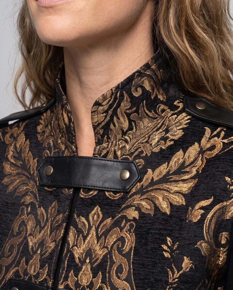 Damen elegante lange Robe mit aufwändigem Muster und hohem Kragen Drune