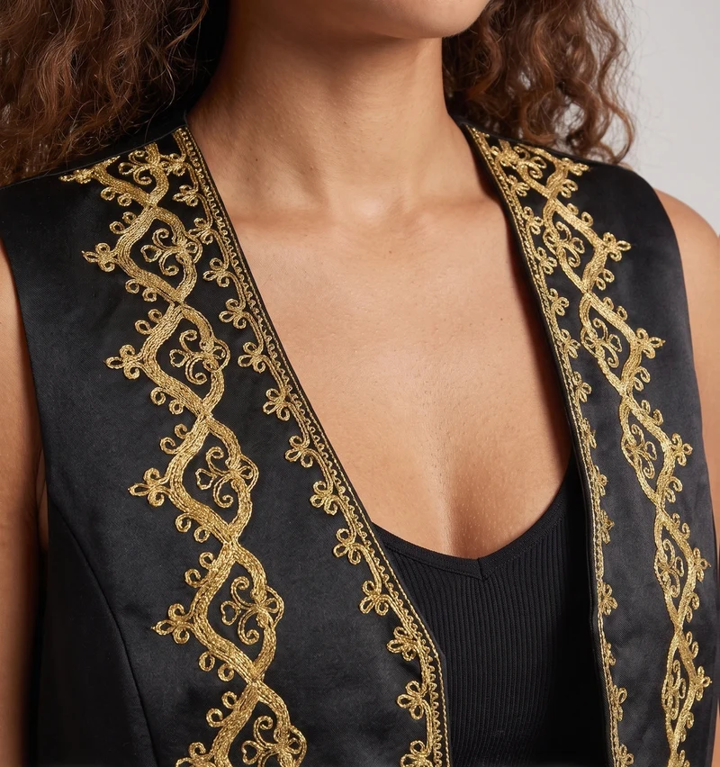 Damen elegantes Weste mit intricaten goldenen Verzierungen Drune