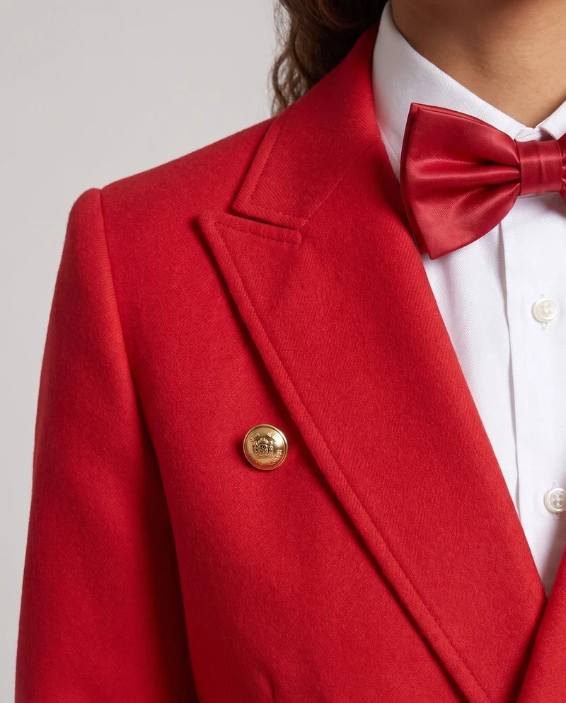 Damen eleganter Frack mit aufwendigen Knopfdetails und passendem Fliegen-Drune