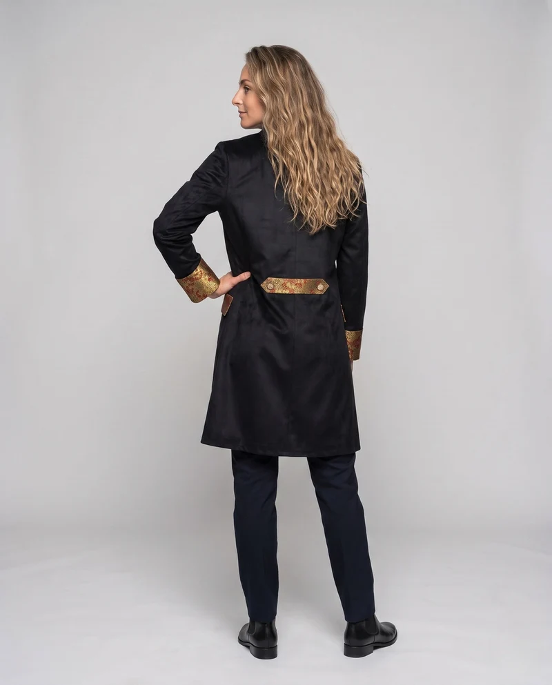 Damen eleganter Frack mit aufwendigen Verzierungen und goldenen Akzenten Drune
