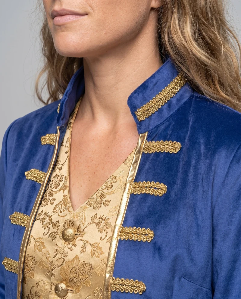 Frauen eleganter historischer Frack mit kunstvollen Verzierungen und goldenen Akzenten Drune