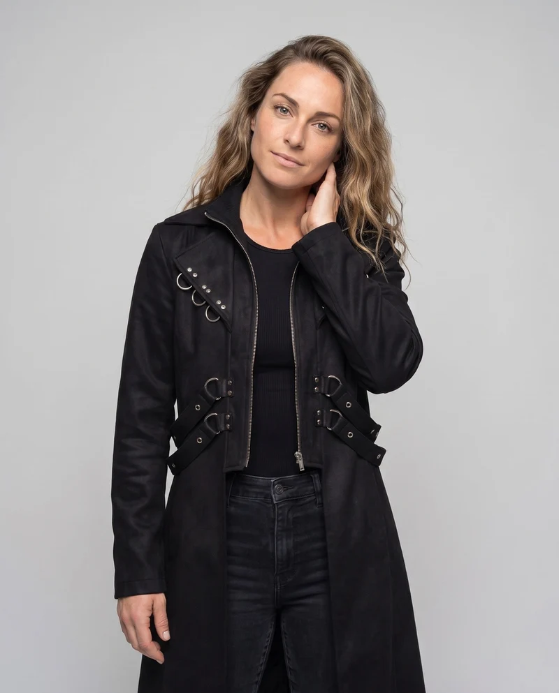 Damen eleganter Kapuzenmantel mit aufwändigen Schnallen und femininer Silhouette Drune