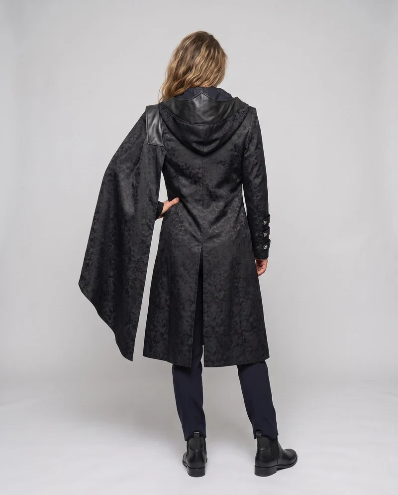 Eleganter Damenmantel mit Kapuze, aufwendigen Verzierungen und asymmetrischem Schnitt Drune