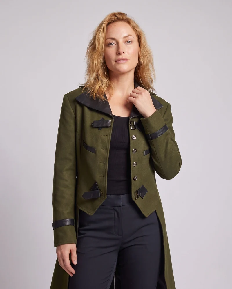 Damen historische Kostüm mit elegantem Frack und luxuriösen Accessoires Drune