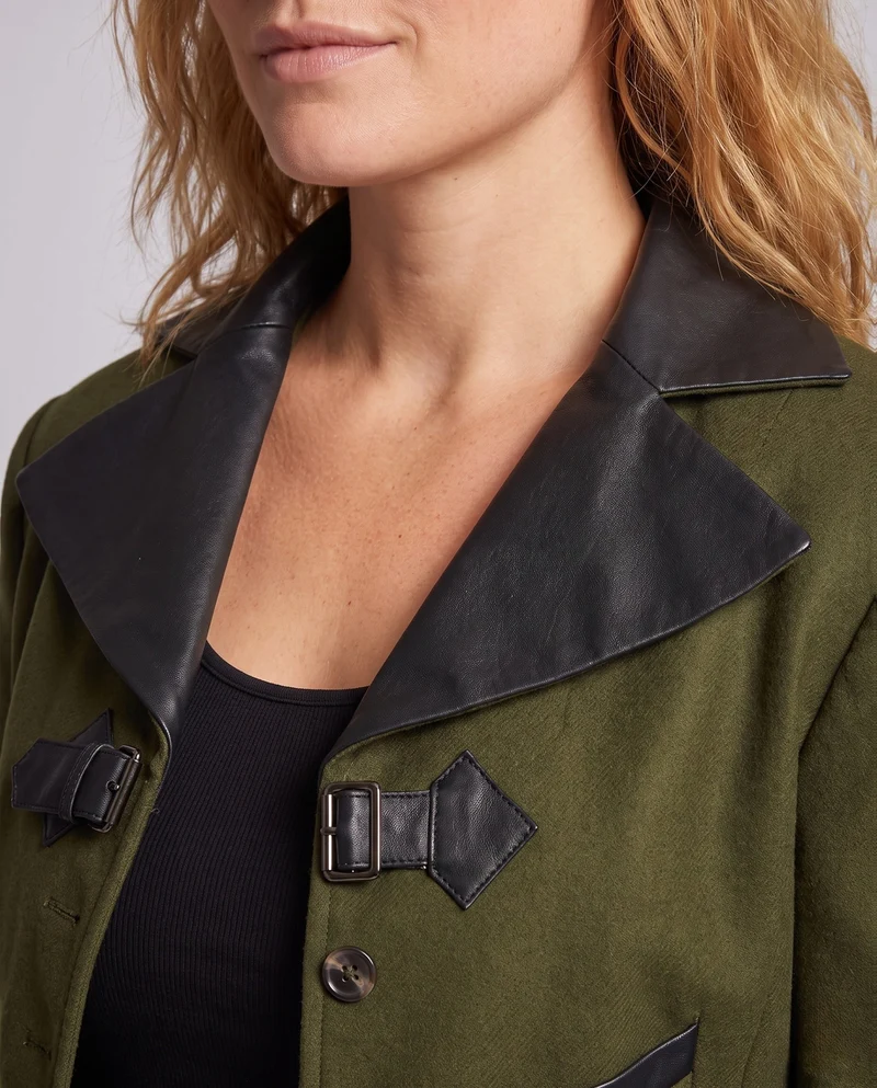Damen historische Kostüm mit elegantem Frack und luxuriösen Accessoires Drune
