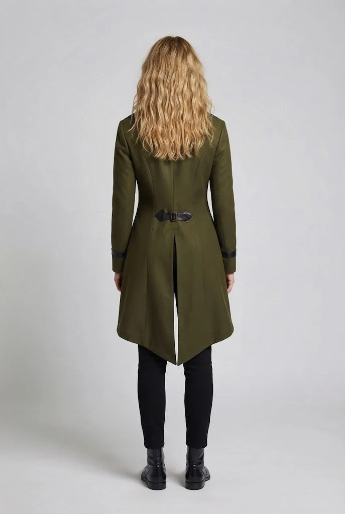 Damen historische Kostüm mit elegantem Frack und luxuriösen Accessoires Drune