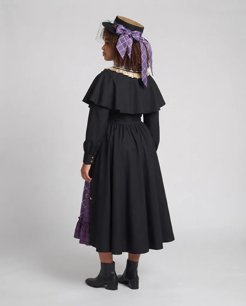 Damenkostümkleid mit historisch inspirierten Elementen und eleganten Accessoires Drune