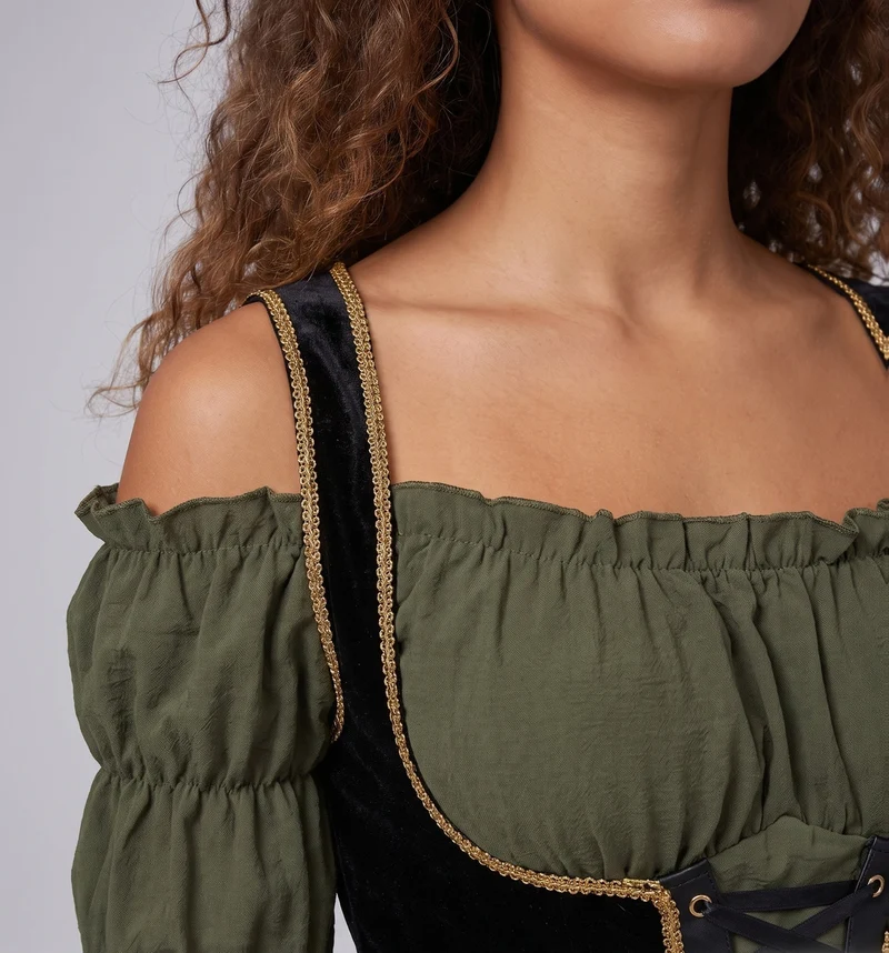 Frauen traditionelle Kleid mit Rüschendetails und figurbetontem Gürtel Drune