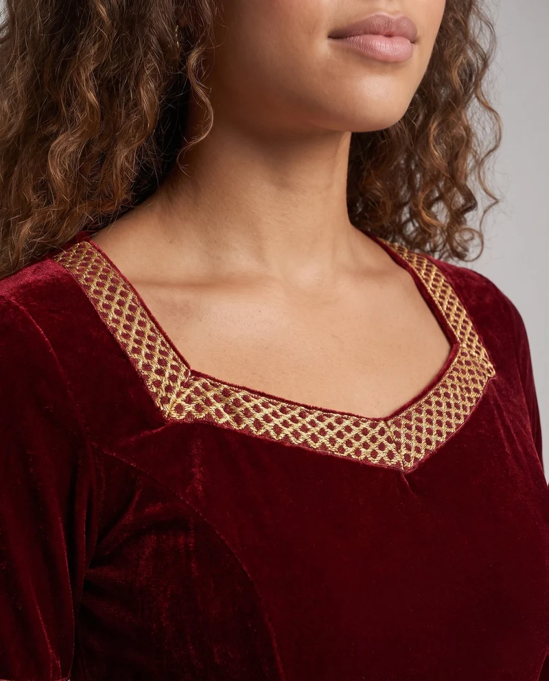 Frauen Historisches Samtkleid mit Ausgestellten Ärmeln und Dekorativem Kragen Drune
