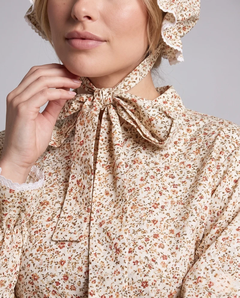Frauen traditionelle Bauernkleid mit Rüschendetails und Blumenmuster Drune