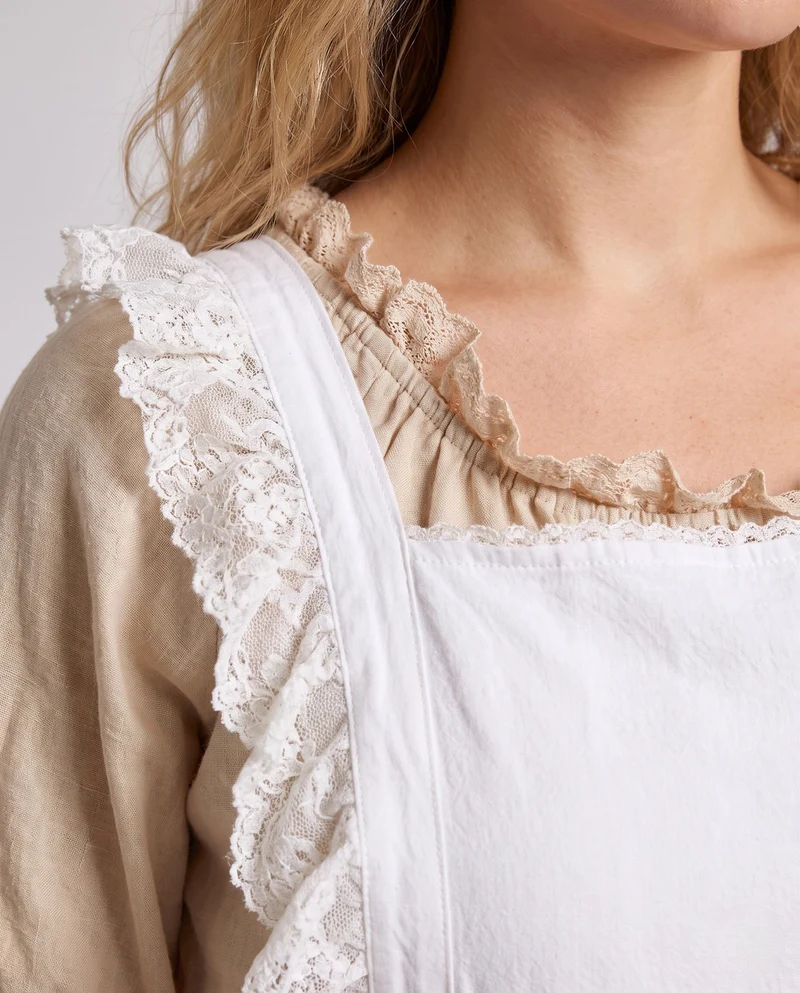 Frauen traditionelles Landhauskleid mit Rüschendetails und dekorativer Schürze Drune