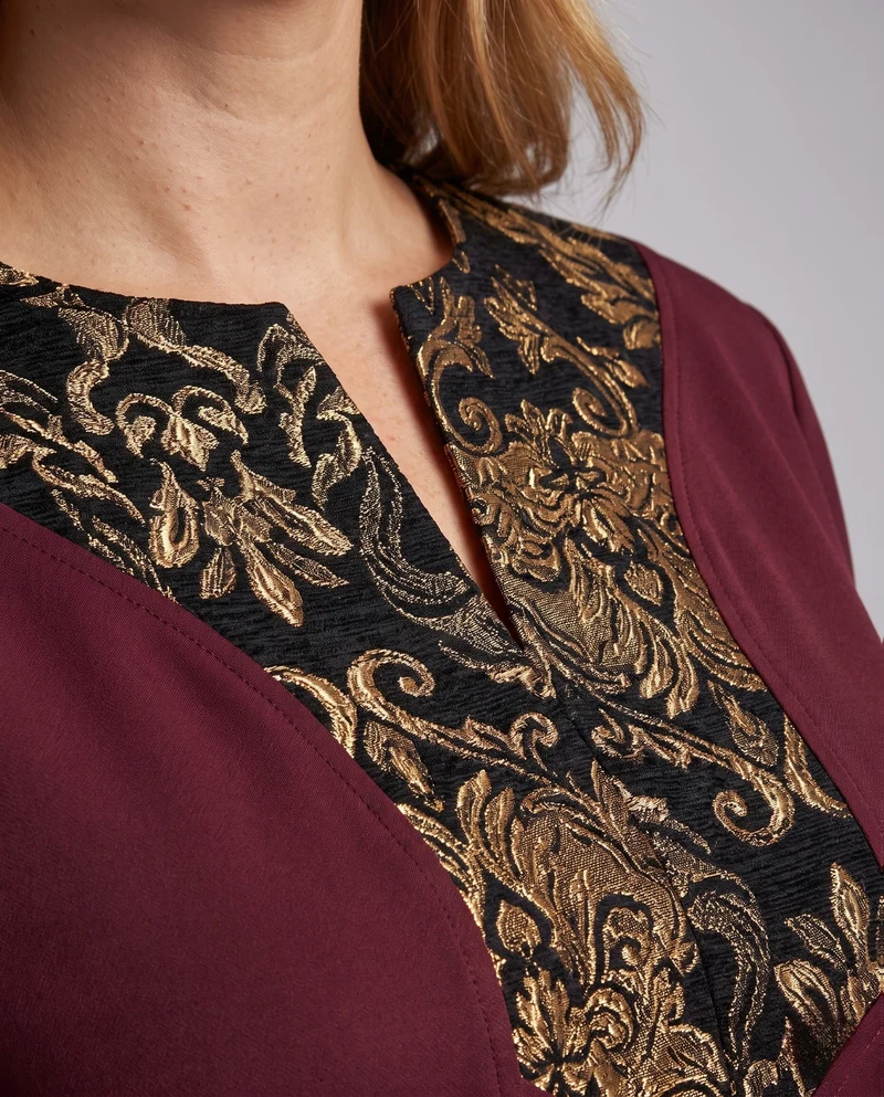 Frauen elegantes Langarmkleid mit künstlerischer Verzierungen und passendem Gürtel Drune