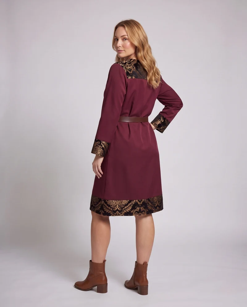 Frauen elegantes Langarmkleid mit künstlerischer Verzierungen und passendem Gürtel Drune