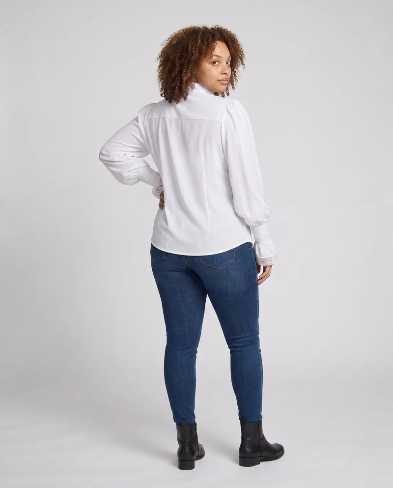 Frauen Elegantes Rüschenshirt mit Spitze Akzenten Drune