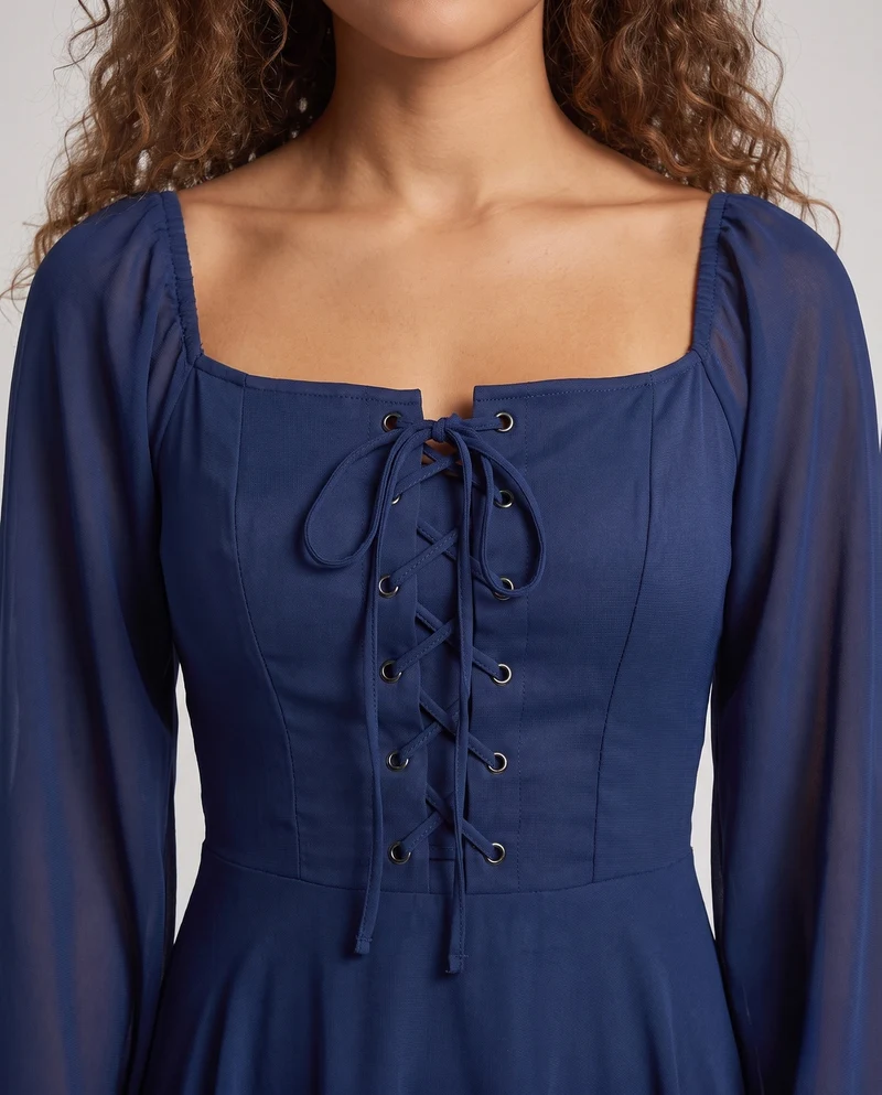 Frauen Elegantes Historisches Kleid mit Weiten Ausgestellten Ärmeln und Schnürung Drune